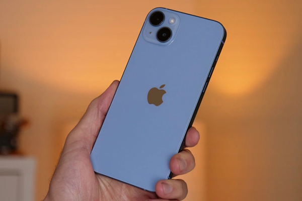Màu xanh dương trên iPhone 14 Plus trong điều kiện ánh sáng vàng
